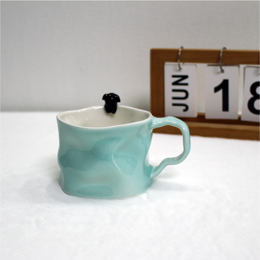 Personalized coffee cup with cat model inside the mug